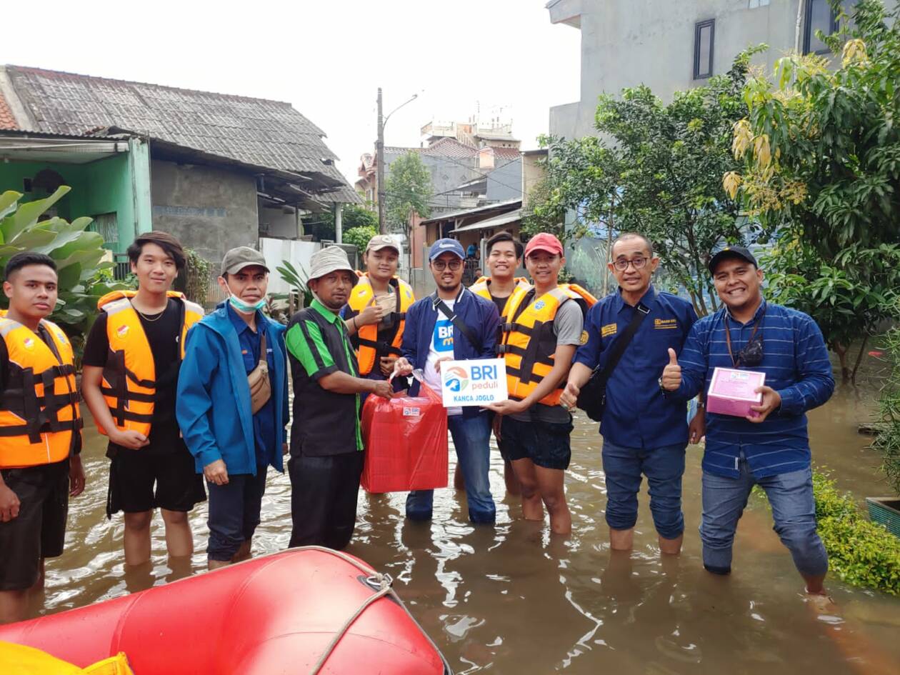 BRI bergerak cepat memberikan bantuan tanggap bencana banjir dengan menyalurkan sejumlah bantuan ke warga masyarakat yang terdampak bencana. Bantuan-bantuan terus disalurkan sesuai dengan kebutuhan warga, hingga Sabtu (16/7) setidaknya telah diberikan 600