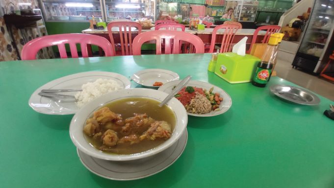NIKMAT: Menu Bebalung di Rumah Makan Sasak Madya menjadi salah satu menu favorit pengunjung.
