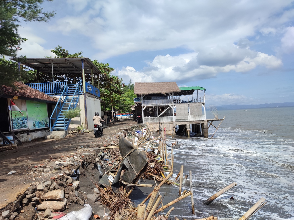 ABRASI: Kondisi Pantai Mapak Indah yang diterjang gelombang pasang beberapa waktu lalu. (Didit/Lombok Post)