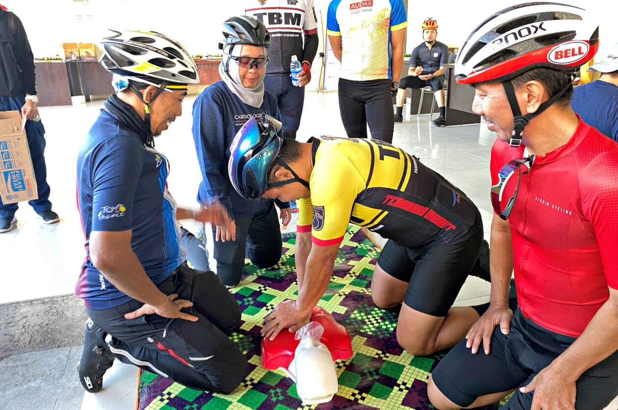 SELAMATKAN NYAWA: Ketua panitia Yusra Pintaningrum (tiga dari kiri) saat memperhatikan peserta yangmelakukan teknik bantuan hidup dasar, di RS Unram, Minggu (24/7).