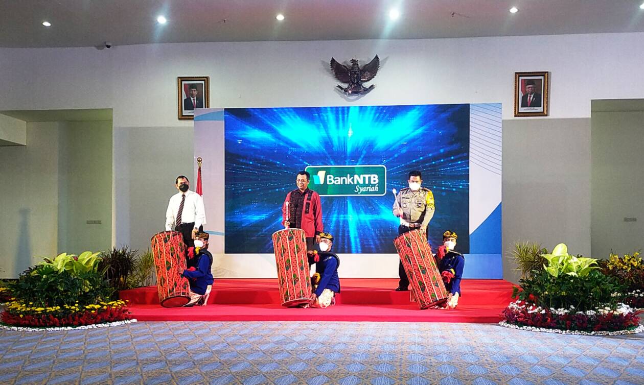 BAYAR SAMSAT PAKAI QRIS: Kepala Kantor Perwakilan Bank Indonesia Provinsi NTB Heru Saptaji (kiri), Gubernur NTB H Zulkieflimansyah (tengah), dan Dirlantas Polda NTB Kombespol Djoni Widodo (kanan) saat melaunching QRIS Pajak Kendaraan Bermotor Provinsi NTB