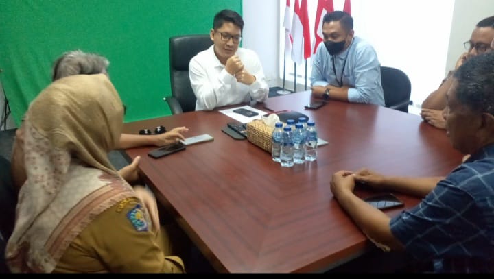 TEMUI PIHAK BANK: Anggota Koperasi Pelita Karya Disnakertrans Kabupaten Bima ditemui pimpinan BRI Cabang Bima Dicky Advia Rahim (tengah), kemarin (18/7).(Firman/Lombok Post)