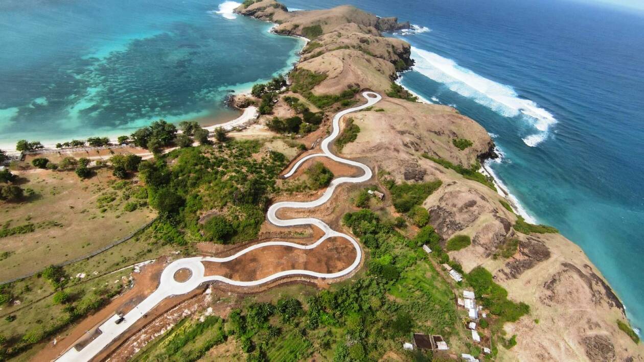 BUKIT MERESE: Lokasi pembangunan TES di Bukit Merese KEK Mandalika, Loteng, Jumat (22/7). (ITDC for Lombok Post)