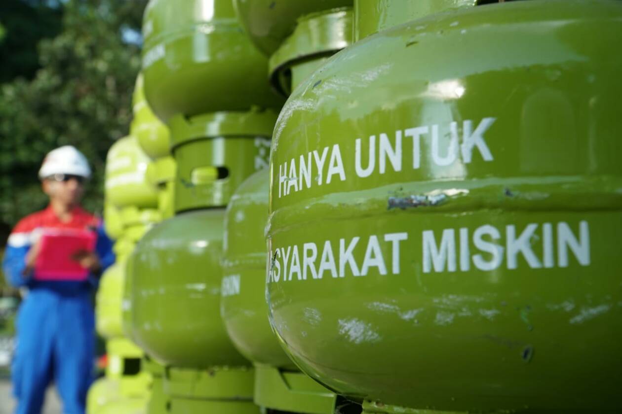 UNTUK MASYARAKAT MISKIN: Seorang petugas Pertamina sedang menghitung jumlah tabung gas elpiji 3 kg untuk didistribusikan ke masyarakat miskin.(DOK PERTAMINA)