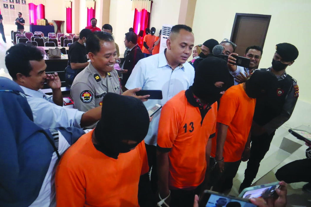 PENGEDAR GANJA: Kasatresnarkoba Polresta Mataram Kompol I Made Yogi Purusa Utama menginterogasi terduga pengedar ganja berinisial RRY di mapolresta setempat, Rabu (13/7). (Foto: Harli/Lombok Post)