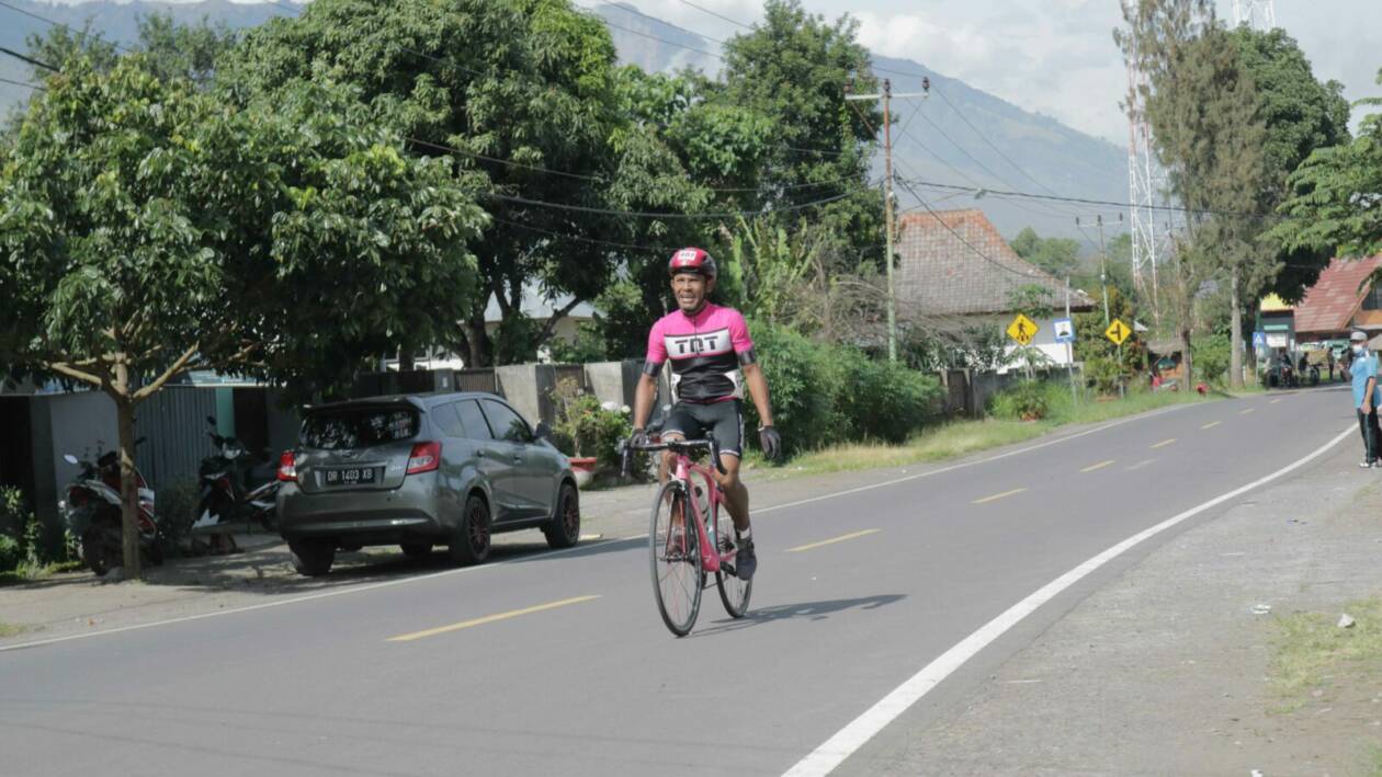 BAKAL RAMAI: Peserta balap sepeda mengikuti perlombaan di kawasan Sembalun, beberapa waktu lalu. Balap sepeda menjadi salah cabang olahraga yang masuk dalam elemen Ironman 70.3.(DOK/LOMBOK POST)