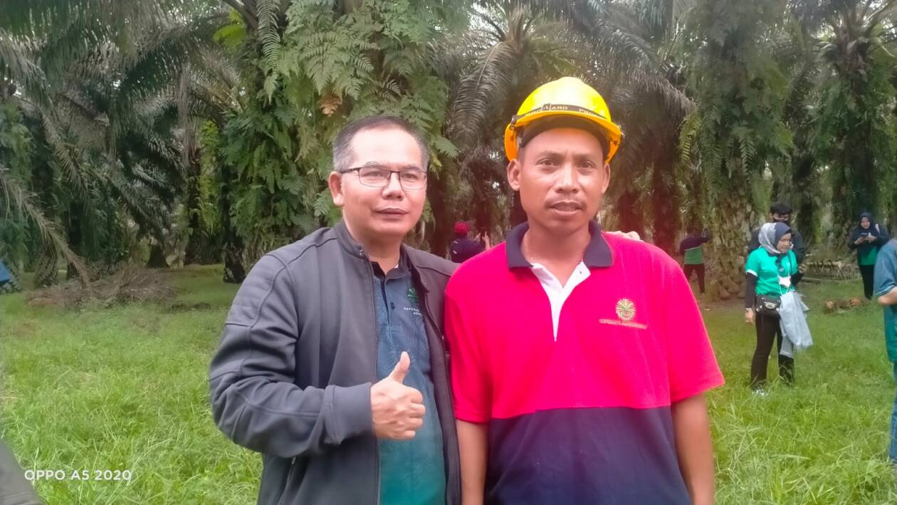 TURUN LAPANGAN: Kepala Dinas Tenaga Kerja dan Transmigrasi NTB I Gde Putu Aryadi (kiri) berfoto bersama   Ahmad Yani salah satu PMI asal NTB, di Malaysia, Jumat (15/7/2022).