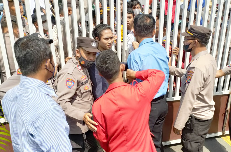 KAWAL KASUS NARKOBA: Para mahasiswa berkoordinasi dengan polisi yang berjaga saat berupaya masuk ke PN Mataram untuk menyaksikan proses persidangan Mandari, Kamis (28/7). (Foto: Harli/Lombok Post)