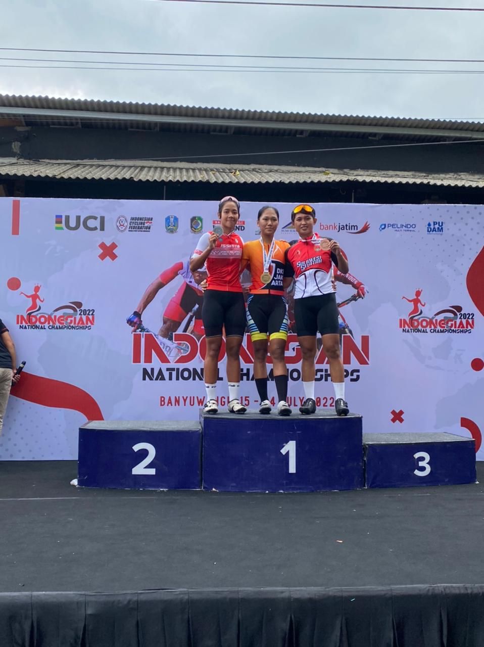 NAIK PODIUM: Atlet balap sepeda NTB Qoriah Julildanur (kiri) usai menerima medali perak, Sabtu (16/7).(ILYAS FOR LOMBOK POST)