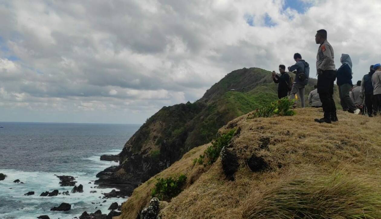 PANTAU PERBATASAN: Tim Divhubinter Polri melakukan monitoring di Pulau Sepatang, Dusun Panggang Rabu (27/7) lalu.(IST/LOMBOK POST)