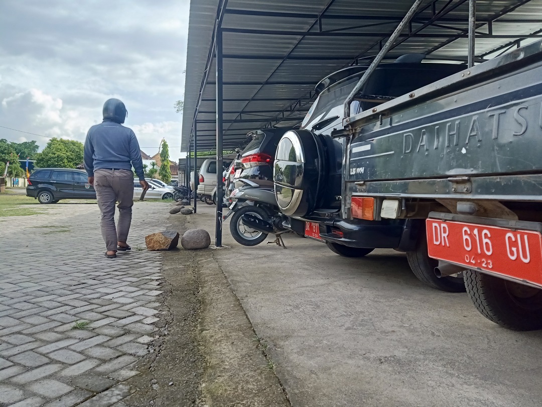 MASIH PRODUKTIF: Sejumlah kendaraan dinas terparkir di depan Kantor Sementara Bupati Lombok Utara, kemarin (13/7).(FERIAL/LOMBOK POST)
