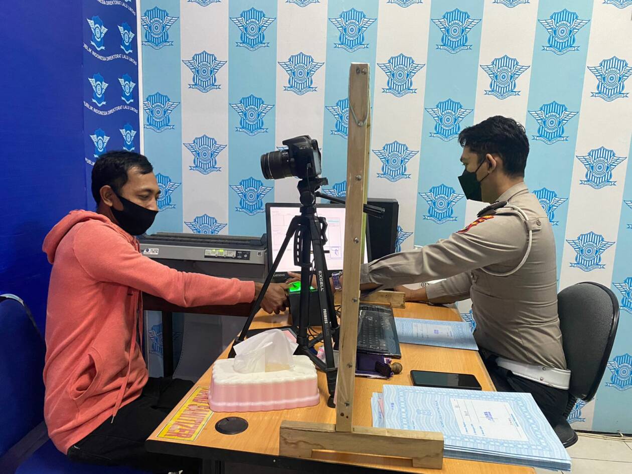 LAHIR 1 JULI: Salah satu pemohon mengikuti prosedur penerbitan SIM C gratis.(IST/LOMBOK POST)