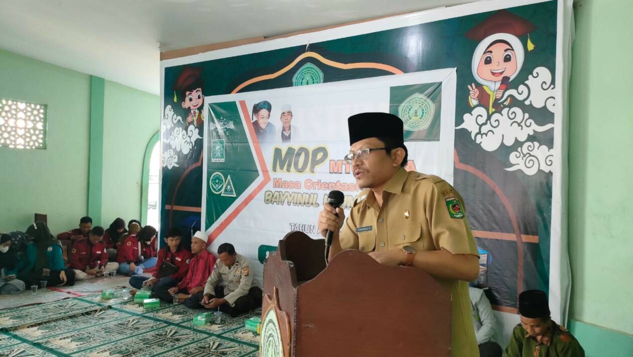 BUKA ORIENTASI: Pembina IPNU KLU Sahabudin membuka kegiatan masa orientasi pelajar di Ponpes Bayinul Ulum Santong, kemarin (18/7).(Ist for Lombok Post)