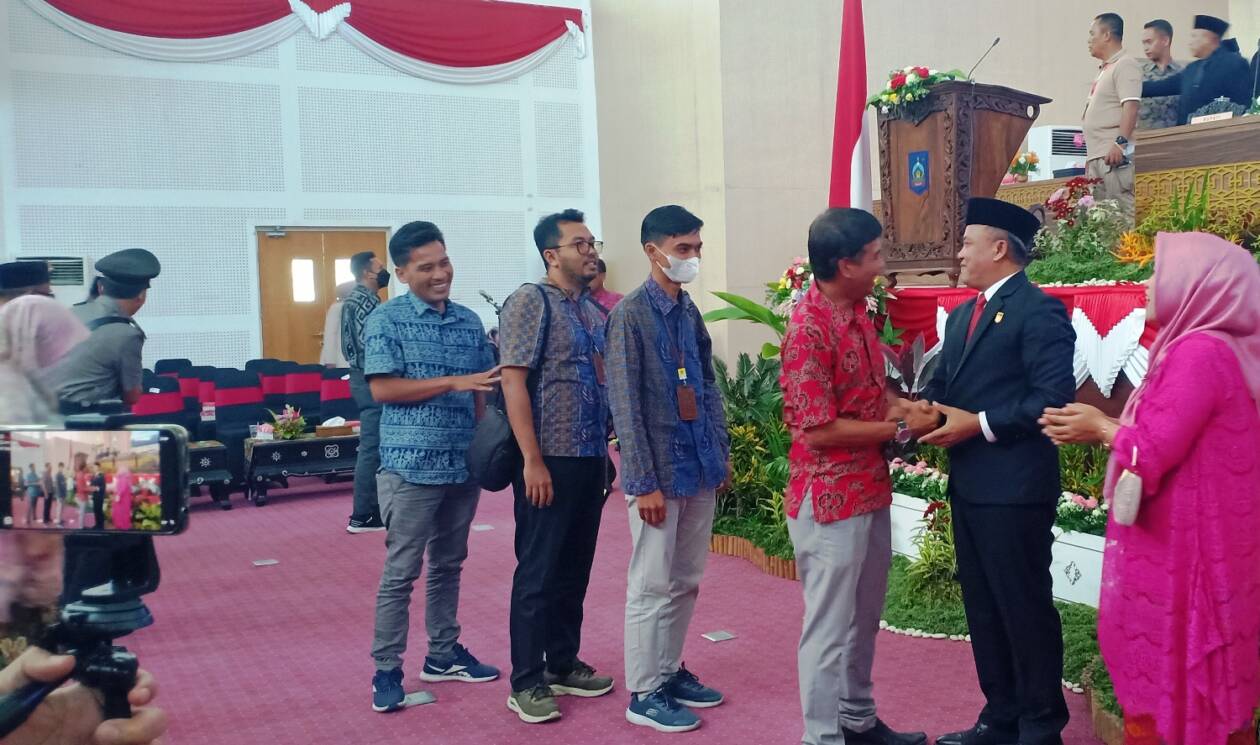UCAPAN SELAMAT: Anggota DPRD Loteng Muhammad Taufiq Syamsuri (dua dari kanan) saat mendapatkan ucapan selamat dari keluarga dan sahabat usai dilantik, Kamis (14/7). (Dedi/Lombok Post)