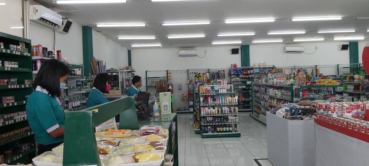BERSIH: Tiga karyawan menunggu konsumen di JMart Kediri, kemarin (28/7).(NURUL/LOMBOK POST)