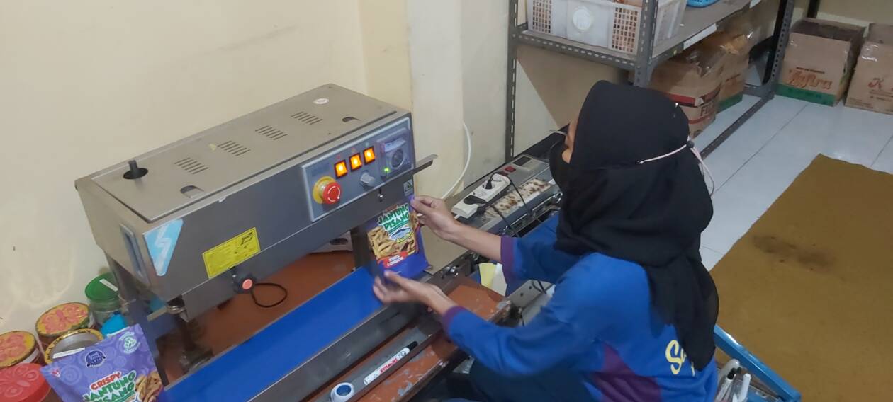 PROSES PENGEMASAN: Seorang karyawan sedang melakukan packing salah satu produk batang pisang dan jantung pisang di Batulayar, beberapa hari lalu.(NURUL/LOMBOK POST)