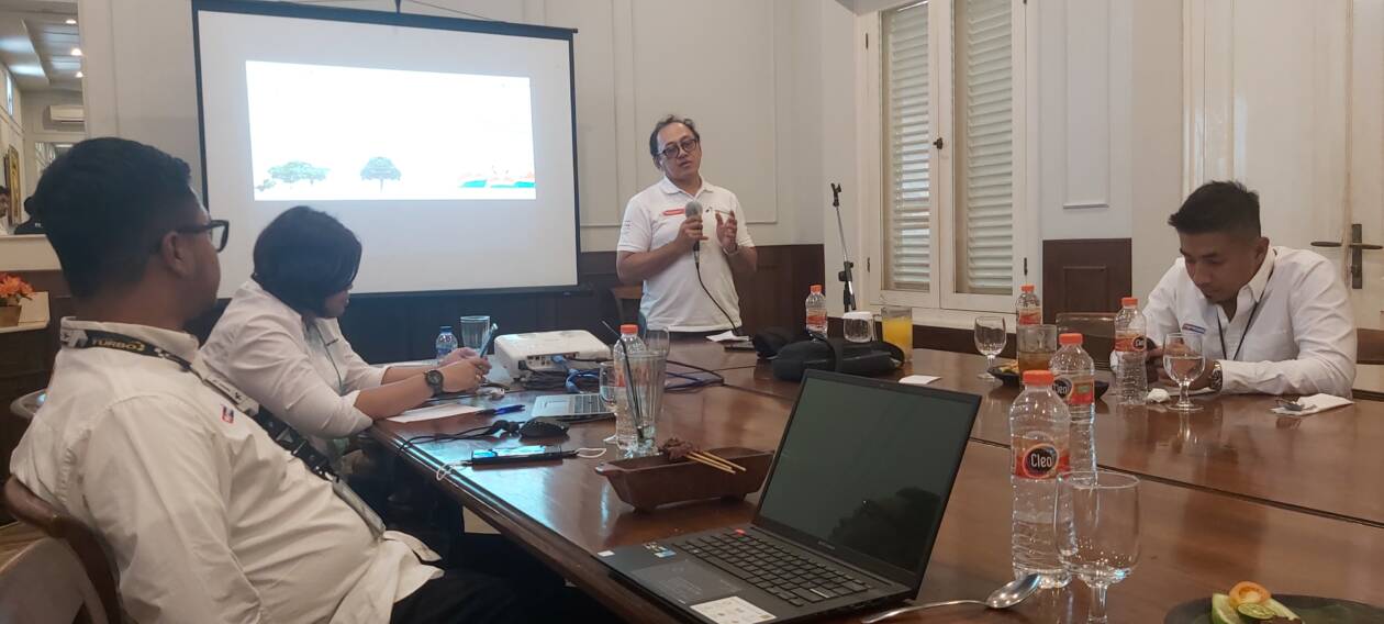 BBM SUBSIDI: Area Manager Communication, Relation & CSR Marketing Regional Jatimbalinus PT Pertamina Patra Niaga Deden Mochammad Idhani (dua dari kanan) didampingi Sales Area Manager  PT Pertamina Patra Niaga Wilayah NTB Aris Irmi (kanan) saat memaparkan