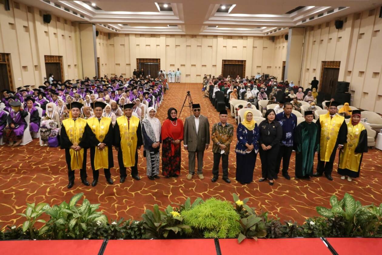Wisuda sarjana kebidanan dan pengambilan sumpah profesi bidan digelar Stikes Hamzar di Hotel Merumata, Kamis (30/6).