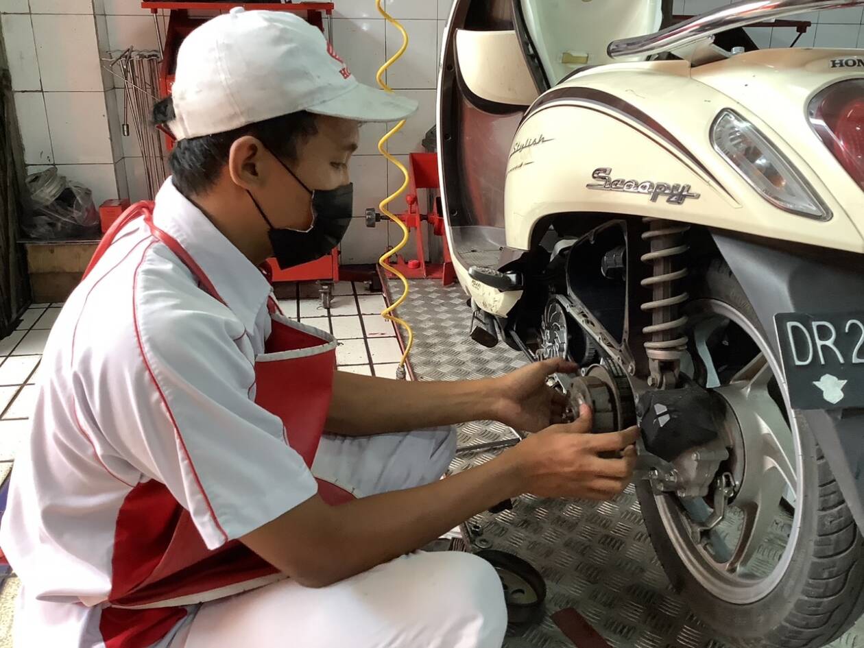FOKUS: mekanik Hondaa saat melakukan servis motor konsumen, beberapa waktu lalu. (HONDA FOR LOMBOK POST)