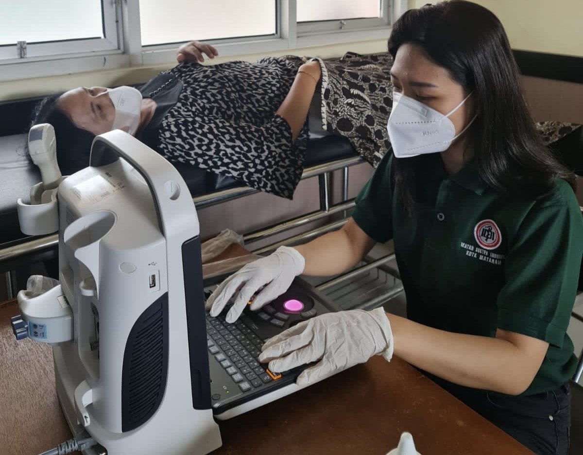 LANJUTKAN PENGABDIAN: Dokter yang tergabung dalam IDI Kota Mataram saat memberikan layanan kesehatan gratis bagi para tokoh umat hindu yang tergabung dalam PHDI Kota Mataram di gedung Institut Agama Hindu Negeri Gde Pudja Mataram, Minggu (16/7). (IDI Kota