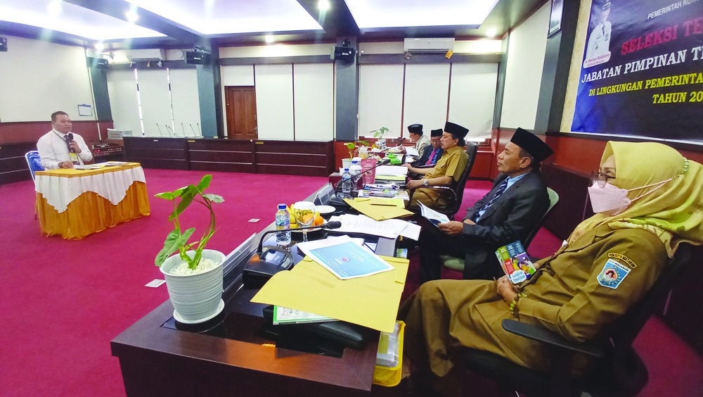 KANDIDAT KUAT: Sekretaris DP2KB Kota Mataram H Zuhad (kiri) saat presentasi makalah dalam proses lelang jabatan kepala Dinas Pendidikan dan DP2KB Koata Mataram, Selasa (26/7). (Foto/Toni/Lombok Post)