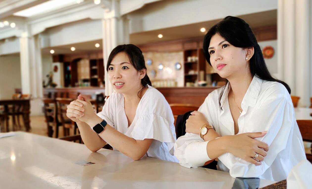 Area Director Singapore Tourism Board (STB) Surabaya LIM Si Ting (kiri) didampingi Manager STB Surabaya Bella Carlina Prajitno (kanan) saat berkunjung ke Kota Mataram, awal Juli lalu.