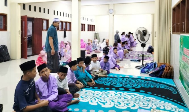 BELAJAR ALQURAN: Suasana pembelajaran Alquran anak-anak Lingkungan Karang Kelok di Yayasan Darut Tahfidz Annur.( TONI/LOMBOK POST)