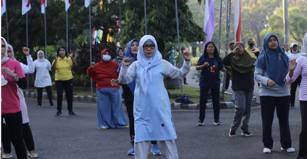 UNRAM FOR LOMBOK POST UNTUK KESEHATAN: Senam bersama bertajuk Unram Recreation Day, yang digagas DWP Unram, di halaman Auditorium M Yusuf Abubakar, Sabtu (23/7).