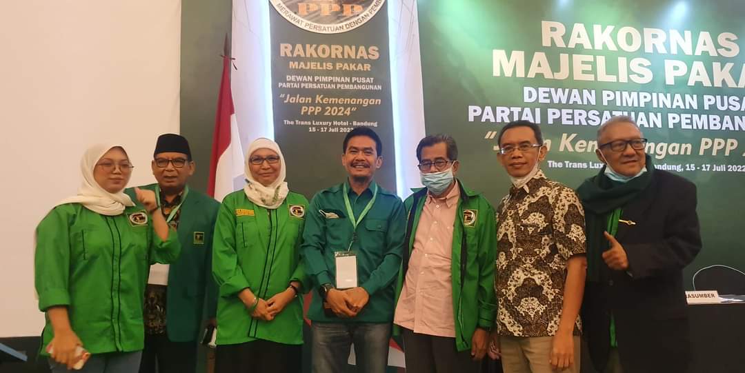 STRATEGI: Nurdin Ranggabarani (empat dari kanan) bersama sejumlah petinggi PPP, dalam acara Rakornas Majelis Pakar PPP se Indonesia, Minggu (17/7). (FACEBOOK NURDIN RANGGABARANI)