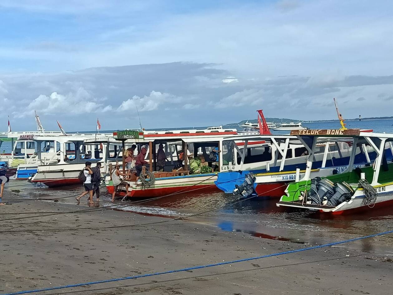 MINTA DIAKOMODIR: Sejumlah kapal lokal milik warga terparkir di bibir pantai Pelabuhan Bangsal, KLU, beberapa waktu lalu. (Dok/Lombok Post)