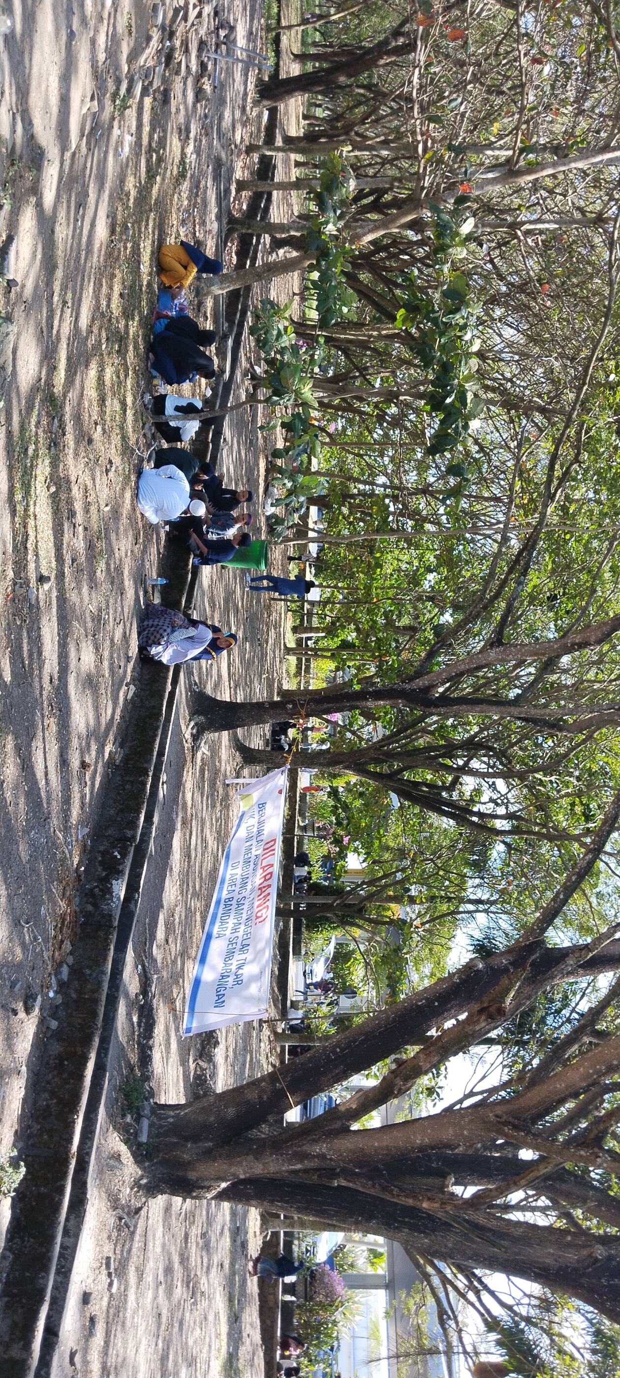 JADI LOKASI PIKNIK: Tak sedikit rombongan antar-jemput menjadikan area landside Bandara Lombok sebagai lokasi piknik di Bandara Internasional Zainuddin Abdul Madjid, Kamis (28/7/2022). Meski pihak Angkasa Pura telah memasang spanduk larangan, nyatanya tak