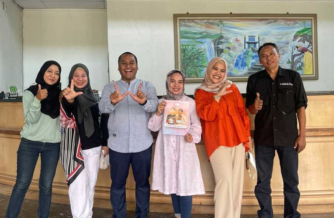 SIAP BERKOLABORASI: Founder Lombok Womenpreneur Club (LWC) Indah Purwanti (dua dari kanan) bersama Direktur Lombok Post Alfian Yusni (tiga dari kiri), di Graha Pena Lombok, kemarin (21/7/2022).(FARIDA/LOMBOK POST)