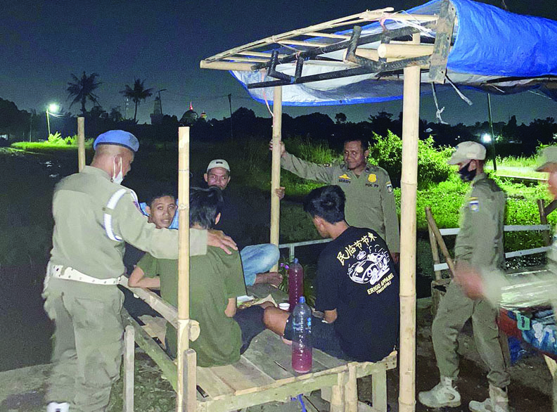 DIAMANKAN: Sejumlah anak muda yang kedapatan pesta miras di lapak PKL Jalan Baru Tohpati diamankan Satpol PP, belum lama ini. (Foto: Istimewa)