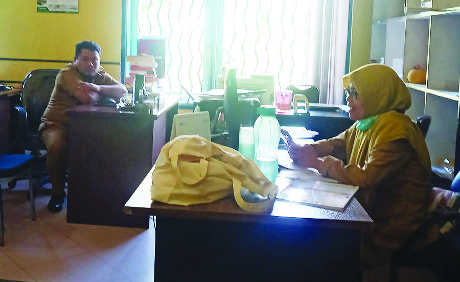 TUNGGU PENDAFTAR: Seorang pegawai menunggu calon pejabat yang akan mengambil formulir pendaftaran pada tahapan seleksi terbuka pengisian Jabatan Pimpinan Tinggi di Kantor BKPSDM Kota Mataram, beberapa hari lalu. (Foto: Rojai/Lombok Post)
