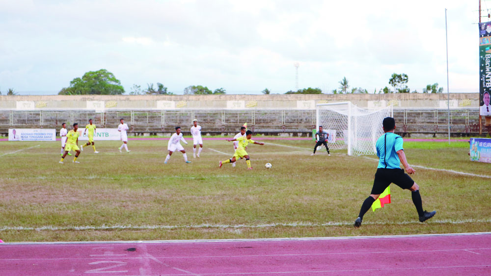 PELUANG CETAK GOL: Pemain PS Bima Sakti, Andra Dian Wahyudi (kuning) bersiap menendang bola di depan gawang PS Bintang Kejora yang dikawal Muhammad Helmi, kemarin (9/8).(PUJO/LOMBOK POST)