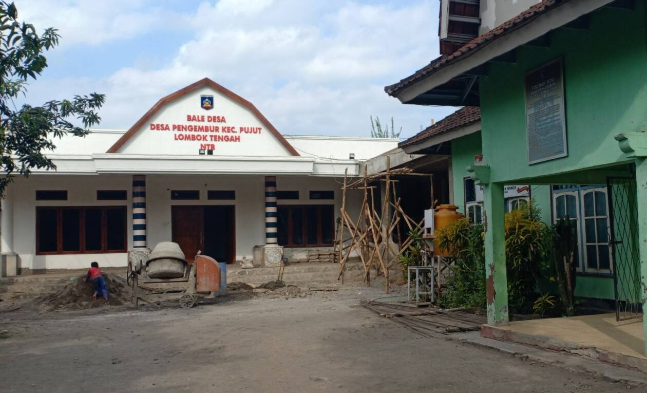 BALE DESA: Pembangunan bale desa di Desa Pengembur, Kecamatan Pujut, Loteng yang akan digunakan sebagai lokasi musyawarah desa dalam menyelesaikan setiap masalah desa, Sabtu (30/7). (Dedi/Lombok Post)
