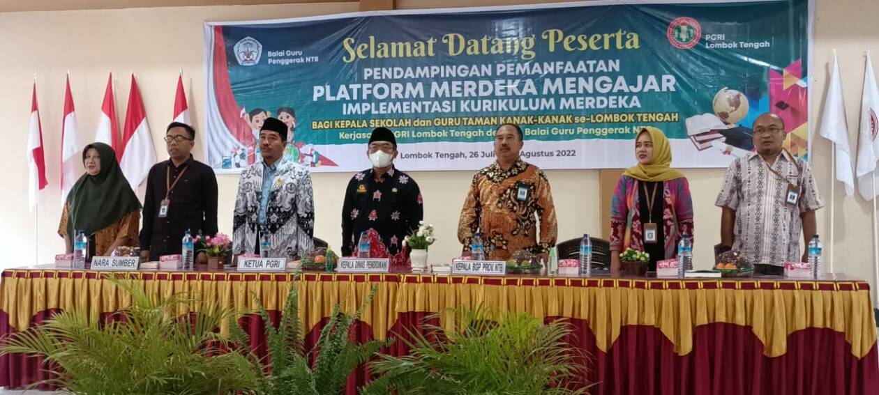SATU PANDANGAN: Kepala BGP NTB Suka (tiga dari kanan) saat hadir di kegiatan pendampingan pemanfaatan PMM implementasi Kurikulum Merdeka bagi PTK, di Loteng akhir Juli lalu.