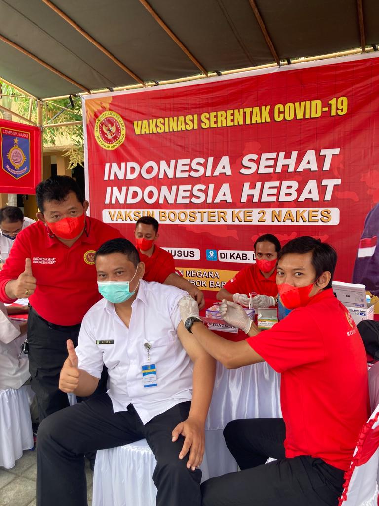 UTAMAKAN NAKES: Kepala Dinkes Lobar Arief Suryawirawan disuntikkan vaksin booster kedua kemarin. Vaksin booster kedua ini dikhususkan kepada nakes.(HABIBUL ADNAN/LOMBOK POST)