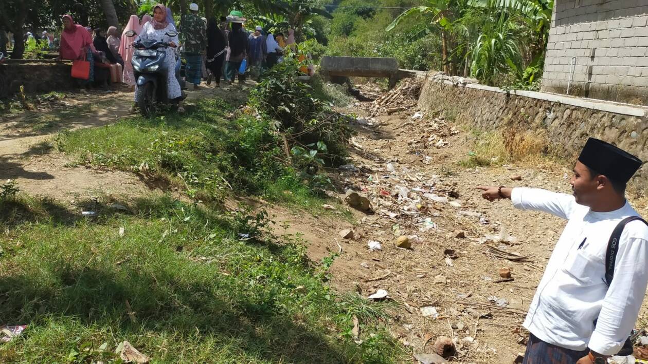 KHAWATIR BANJIR: Kadus Gili Genting menunjukkan sungai di dusunnya. Dia berharap dibuatkan bronjong.(HABIBUL ADNAN/LOMBOK POST)