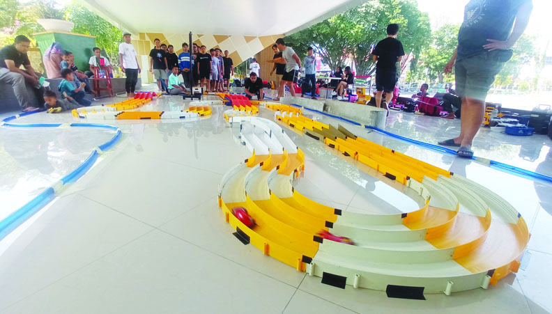 ANTUSIAS: Sejumlah peserta lomba balap tamiya menunjukkan mobi mini 4WD andalannya di sela-sela lomba yang diadakan Pemkot Mataram, kemarin (20/8). TONI/LOMBOK POST