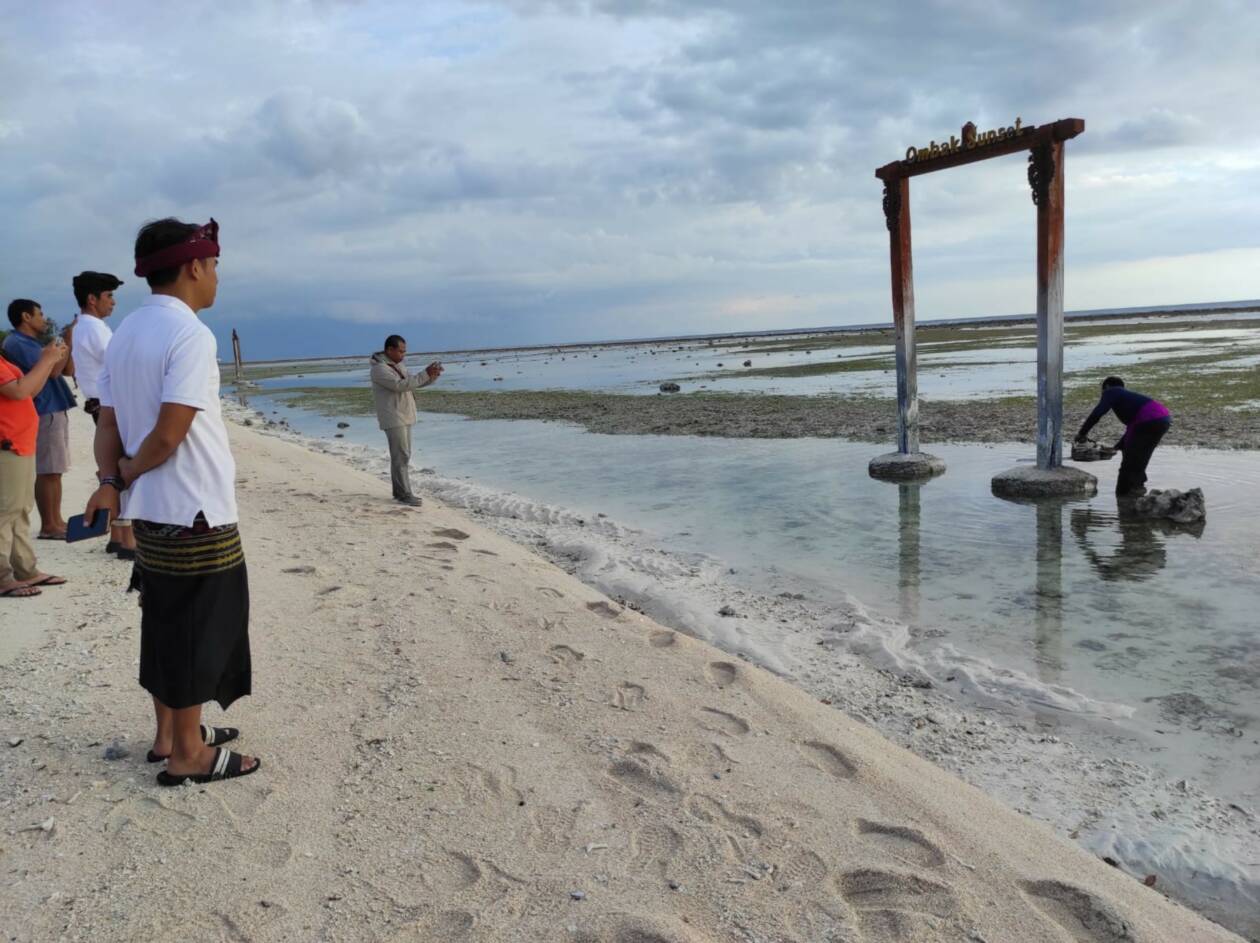 SAYANG SEKALI: Pengelola Hotel Ombak Sunset menurunkan salah satu ayunannya, Kamis (11/8) sore lalu.(Ferial/Lombok Post)