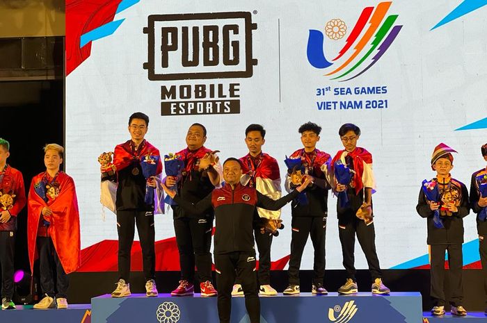 BELA INDONESIA: Tim esports Indonesia saat meraih medali dalam SEA Games Vietnam lalu.(IST/LOMBOK POST)