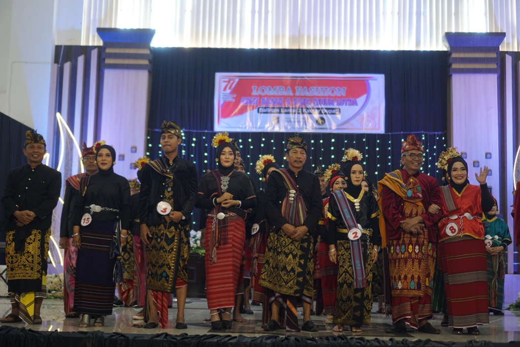 LOMBA FASHION: Sejumlah Pimpinan OPD bersama istri mengikuti lomba fashion adat Sasak dan kain tenun Lotim yang digelar dalam rangka peringatan HUT RI ke-77 di ballroom kantor bupati Lotim, Kamis (25/8). (Fatih/Lombok Post)