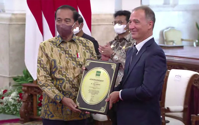 Direktur Jenderal IRRI Jean Balie menyerahkan penghargaan kepada Presiden Joko Widodo di Istana Negara, Jakarta, Minggu (14/8). (Foto: Istimewa)