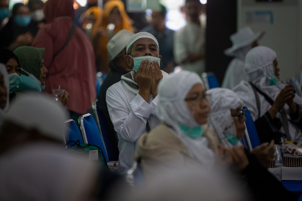 HAJI MABRUR: Jamaah haji asal Kota Mataram disambut suka cita dan penuh haru keluarga begitu tiba di Gedung Asrama Haji, Senin (1/8). (Ivan/Lombok Post)