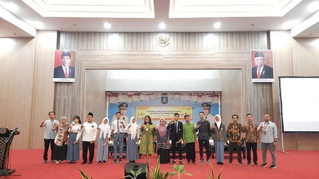 TINGKATKAN KEMAMPUAN: Peserta kegiatan Bengkel Sastra, di Aula Kantor Bupati Loteng, Selasa (2/8). (Kantor Bahasa for Lombok Post)