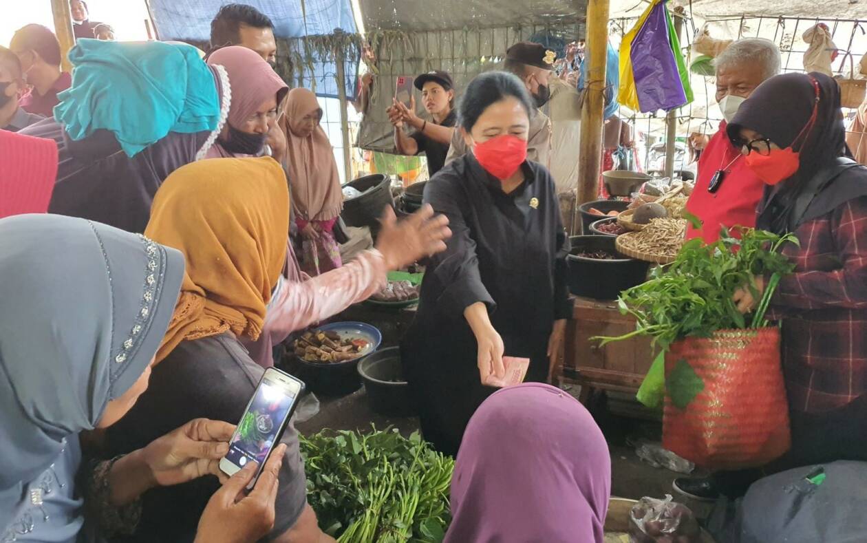 BERBELANJA DI PASAR: Ketua DPR RI Puan Maharani saat berbelanja kebutuhan di pasar Kebon Roek, Kota Mataram, Sabtu (27/8). (Foto: Kusmayadi/Lombok Post)