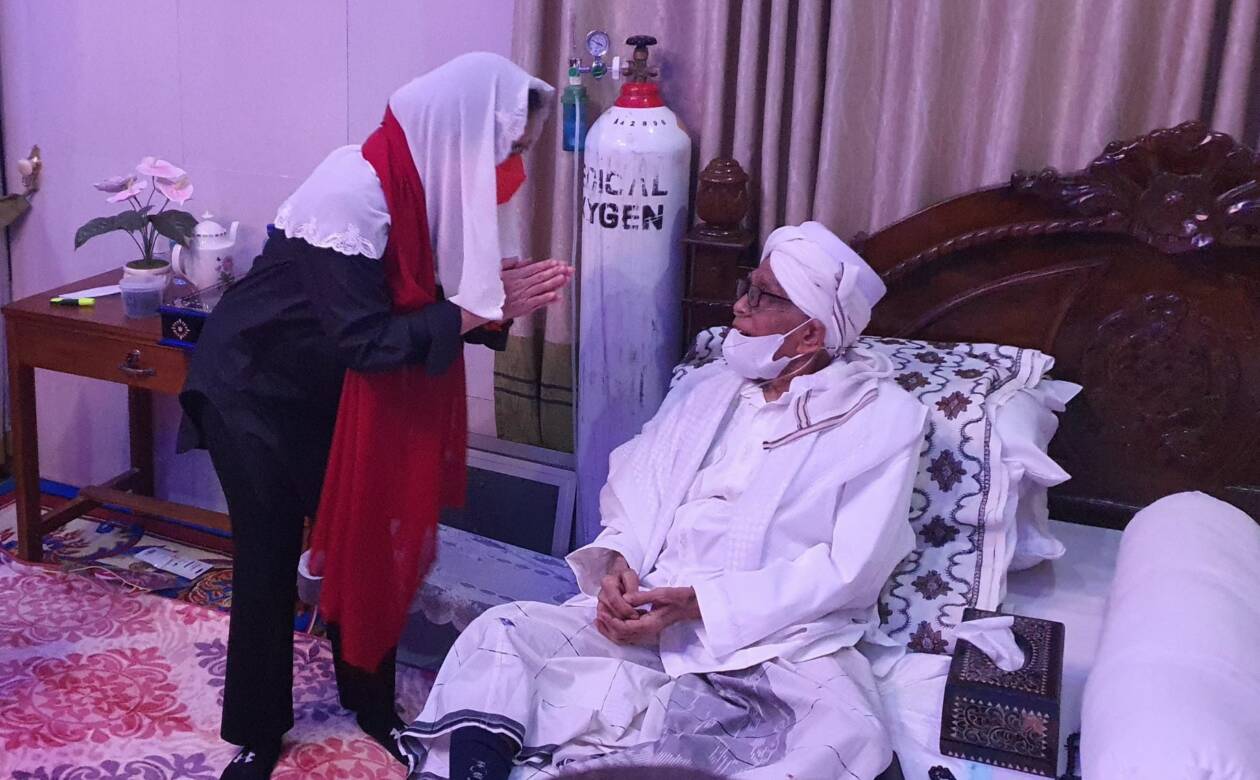 DIKALUNGKAN KERUDUNG MERAH: Ketua DPR RI Puan Maharani saat silaturahmi dengan ulama kharismatik NU di Lombok TGH Turmudzi Badarudin, Sabtu (27/8). (Foto Kusmayadi/Lombok Post)
