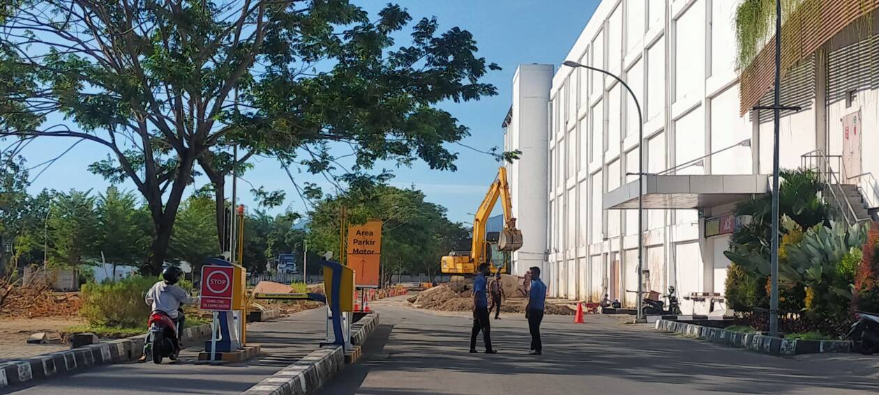 PENGEMBANGAN LEM: Sebuah alat berat berada di areal yang akan dibangun gedung parkir dan perluasan mall, kemarin (4/8).(NURUL/LOMBOK POST)