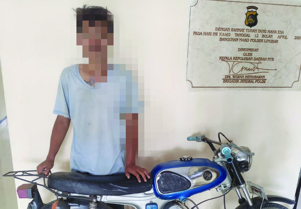 MALING MOTOR: Terduga pelaku curanmor berinisial FG memegang barang bukti sepeda motor usai tertangkap polisi, Senin (29/8) lalu. (Foto: Istimewa)
